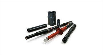 Verschiedene Kabelgarnituren und Verbindungselemente für Mittelspannungskabel auf weißem Hintergrund.